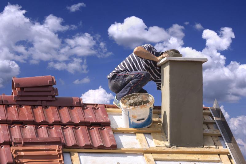 mężczyzna siedzący na dachu